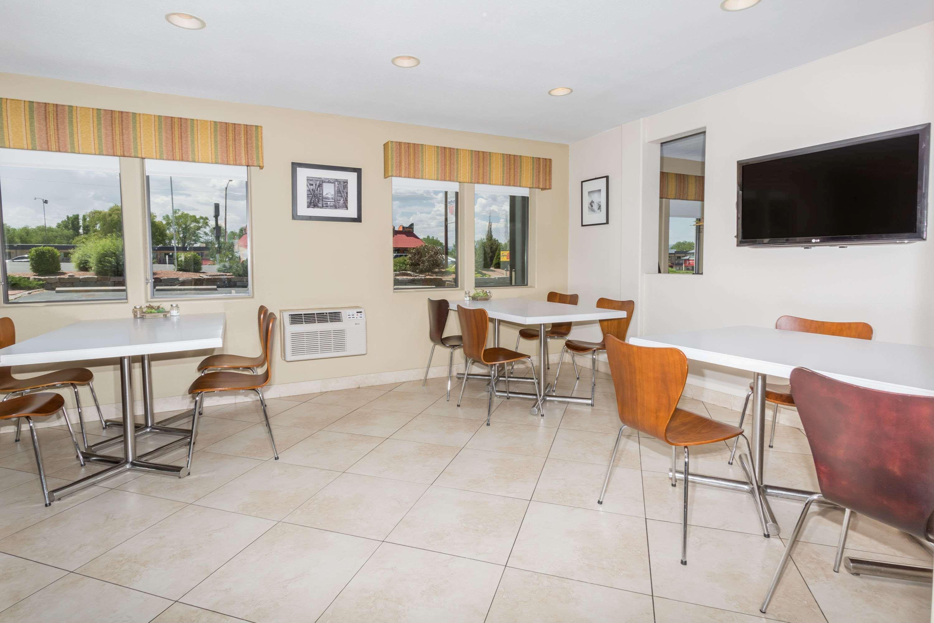 במוטל Super 8 By Wyndham מונטרוז מראה חיצוני תמונה