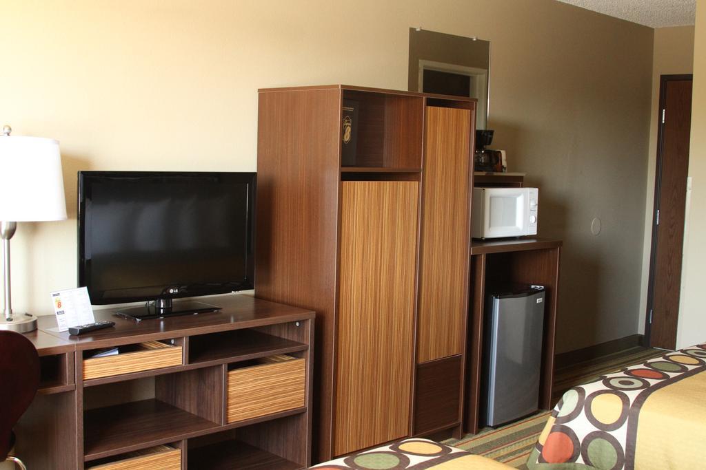 במוטל Super 8 By Wyndham מונטרוז מראה חיצוני תמונה
